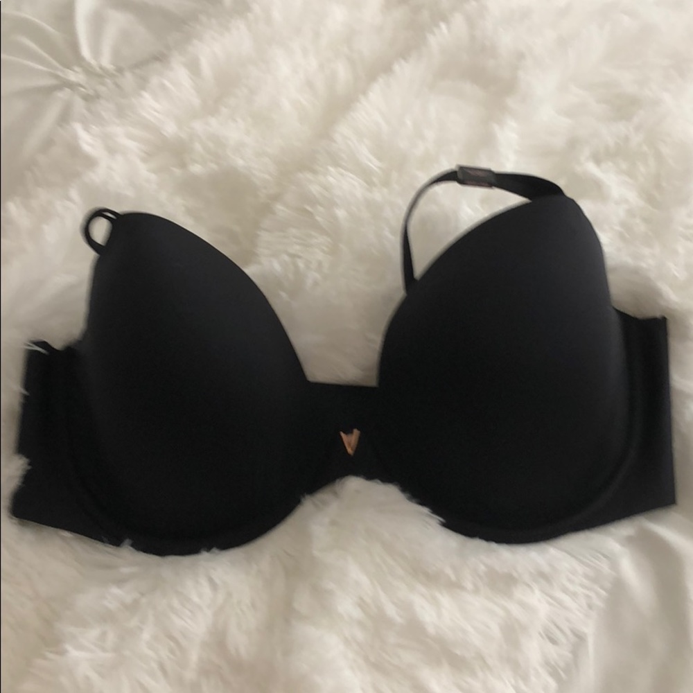 NWT Victoria’s Secret black lightly lined bra.